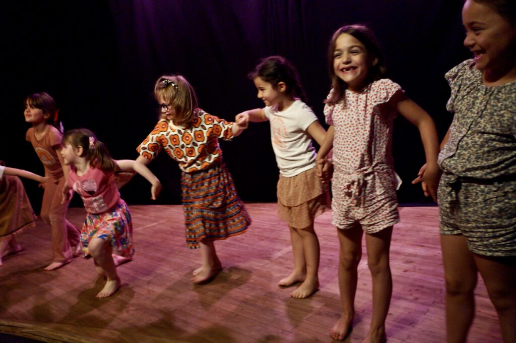 Le spectacle de fin d'année des enfants d'un cours de théâtre de la compagnie maya