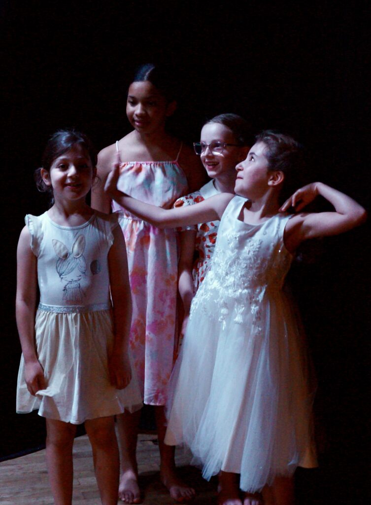 Le spectacle de fin d'année des enfants d'un cours de théâtre de la compagnie maya