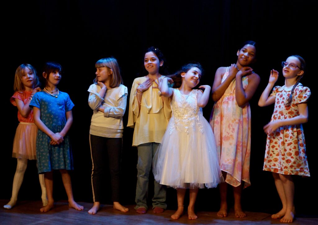 Le spectacle de fin d'année des enfants d'un cours de théâtre de la compagnie maya