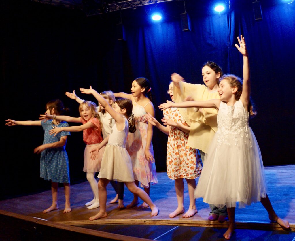 Le spectacle de fin d'année des enfants d'un cours de théâtre de la compagnie maya