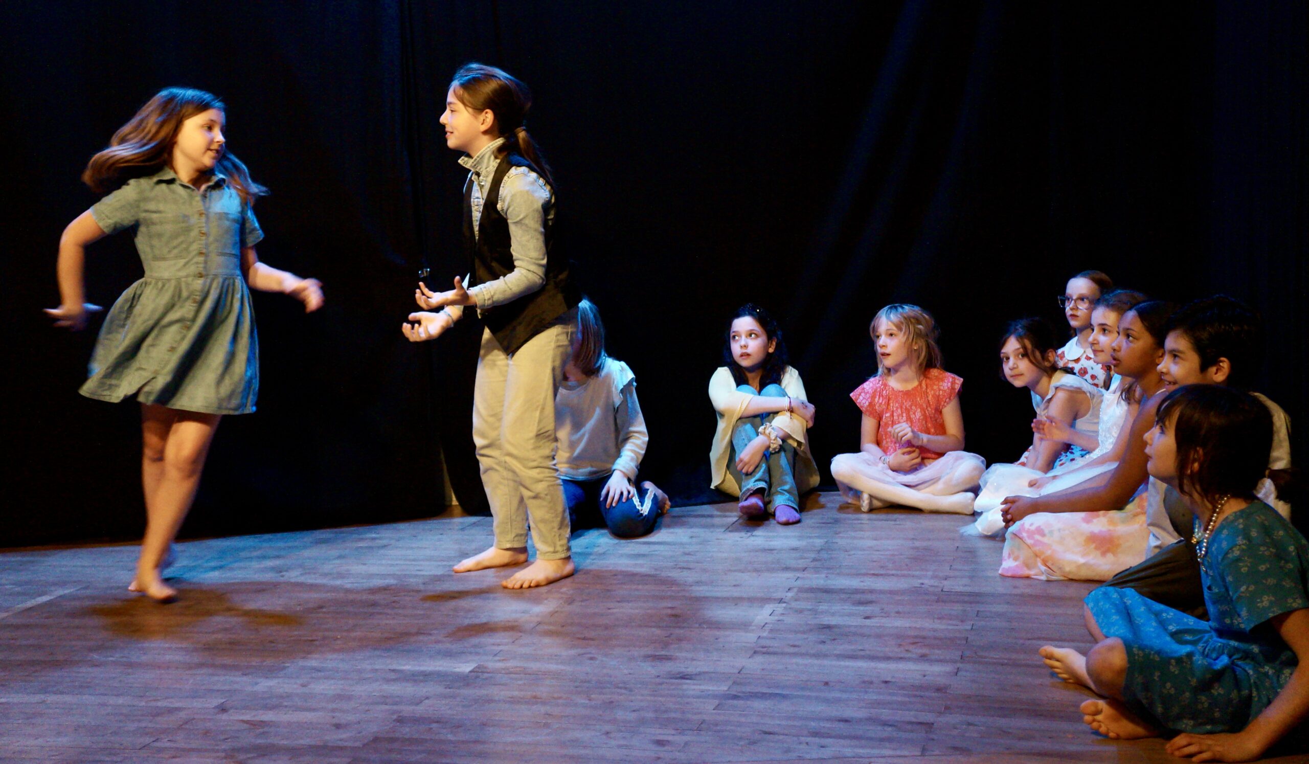 Le spectacle de fin d'année des enfants d'un cours de théâtre de la compagnie maya