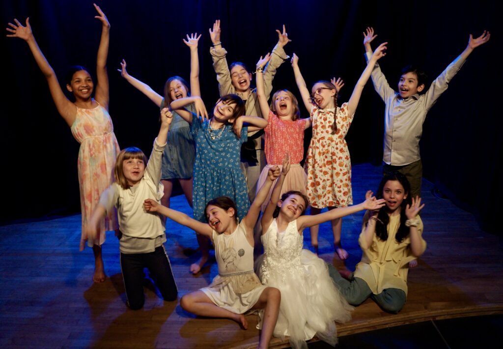 Le spectacle de fin d'année des enfants d'un cours de théâtre de la compagnie maya