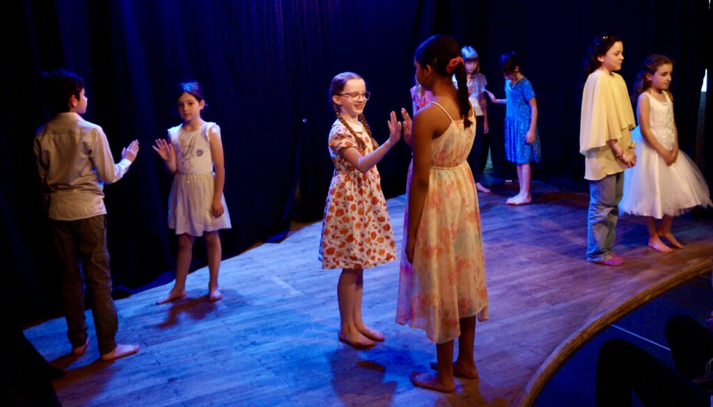 Le spectacle de fin d'année des enfants d'un cours de théâtre de la compagnie maya