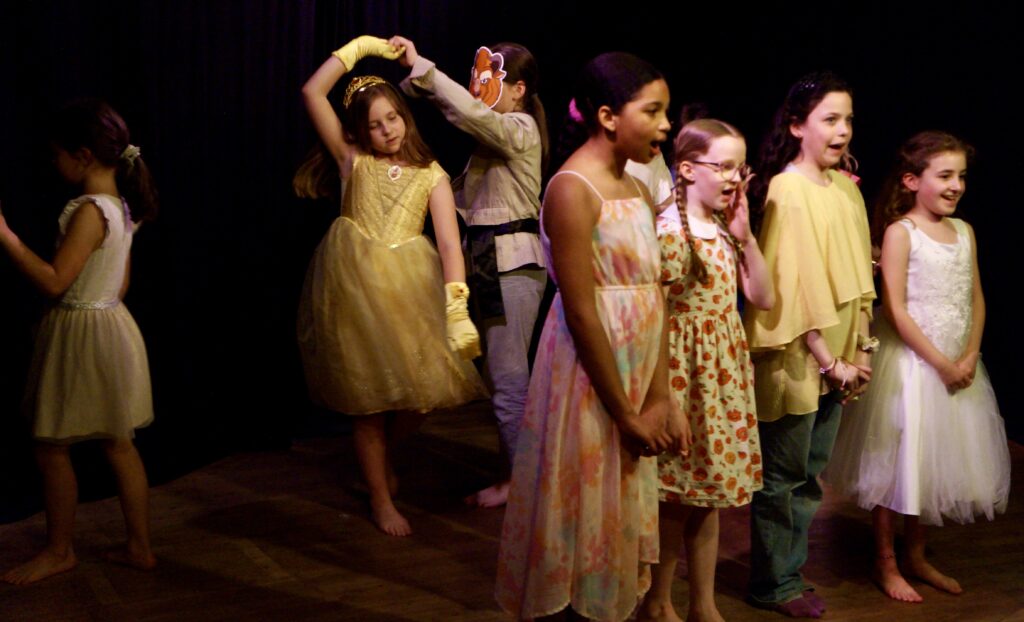 Le spectacle de fin d'année des enfants d'un cours de théâtre de la compagnie maya