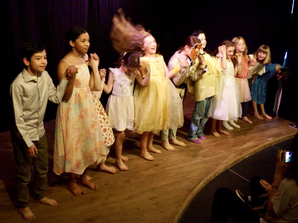 Le spectacle de fin d'année des enfants d'un cours de théâtre de la compagnie maya