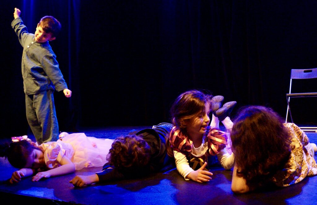 Le spectacle de fin d'année des enfants d'un cours de théâtre de la compagnie maya