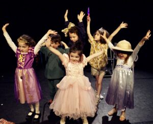 Le spectacle de fin d'année des enfants d'un cours de théâtre de la compagnie maya