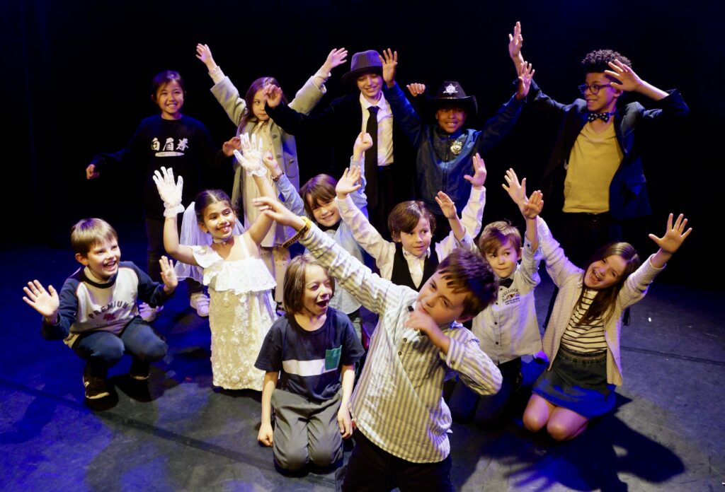 Le spectacle de fin d'année des enfants d'un cours de théâtre de la compagnie maya