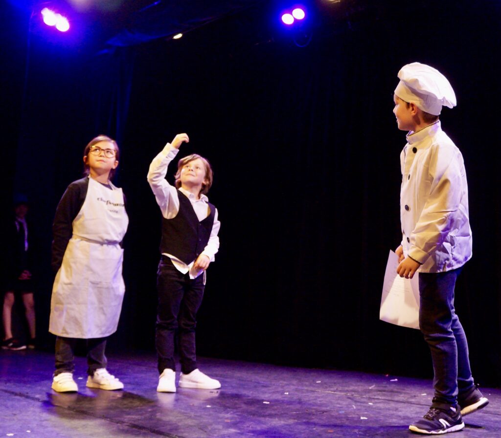 Le spectacle de fin d'année des enfants d'un cours de théâtre de la compagnie maya