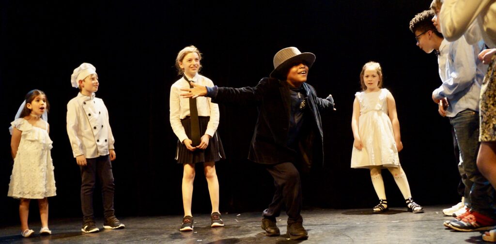 Le spectacle de fin d'année des enfants d'un cours de théâtre de la compagnie maya