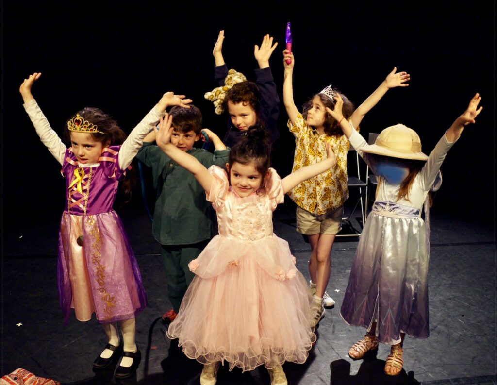 Le spectacle de fin d'année des enfants d'un cours de théâtre de la compagnie maya