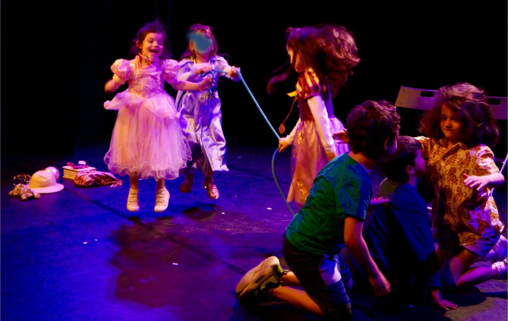 Le spectacle de fin d'année des enfants d'un cours de théâtre de la compagnie maya