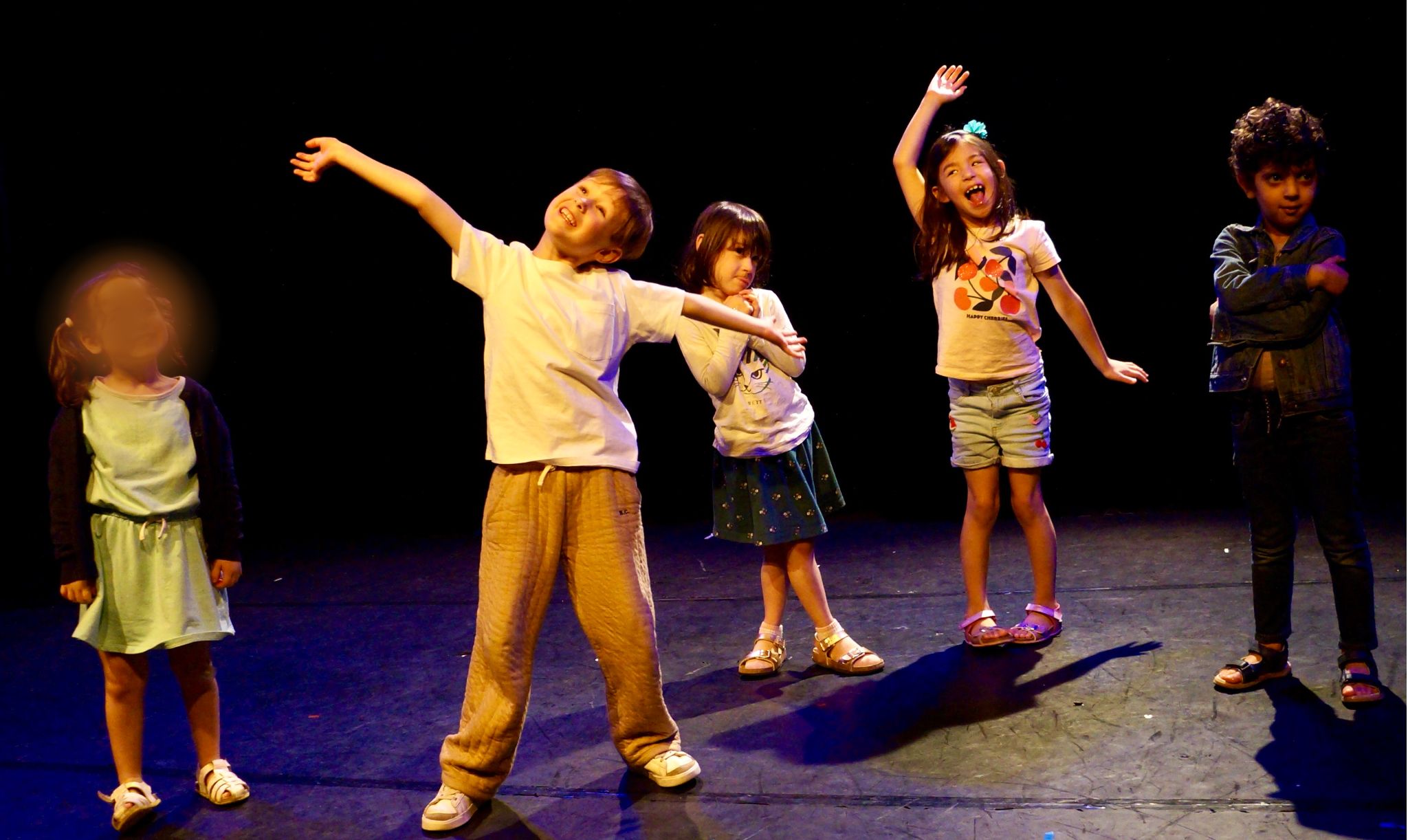 Le spectacle de fin d'année des enfants d'un cours de théâtre de la compagnie maya