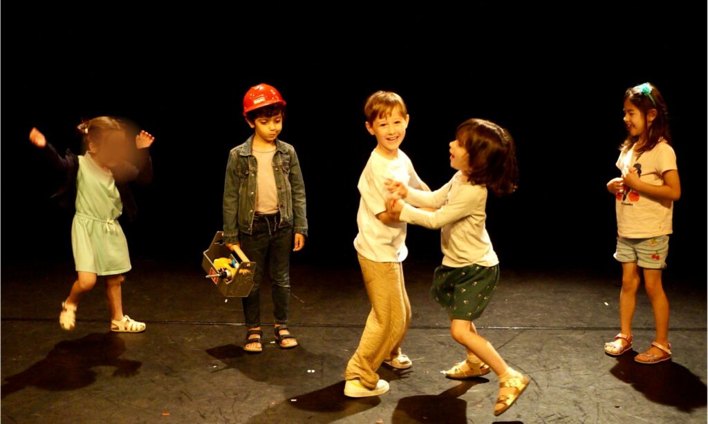 Le spectacle de fin d'année des enfants d'un cours de théâtre de la compagnie maya