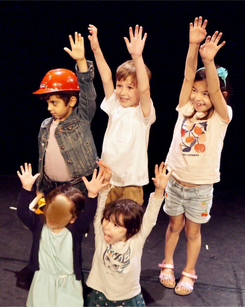 Le spectacle de fin d'année des enfants d'un cours de théâtre de la compagnie maya