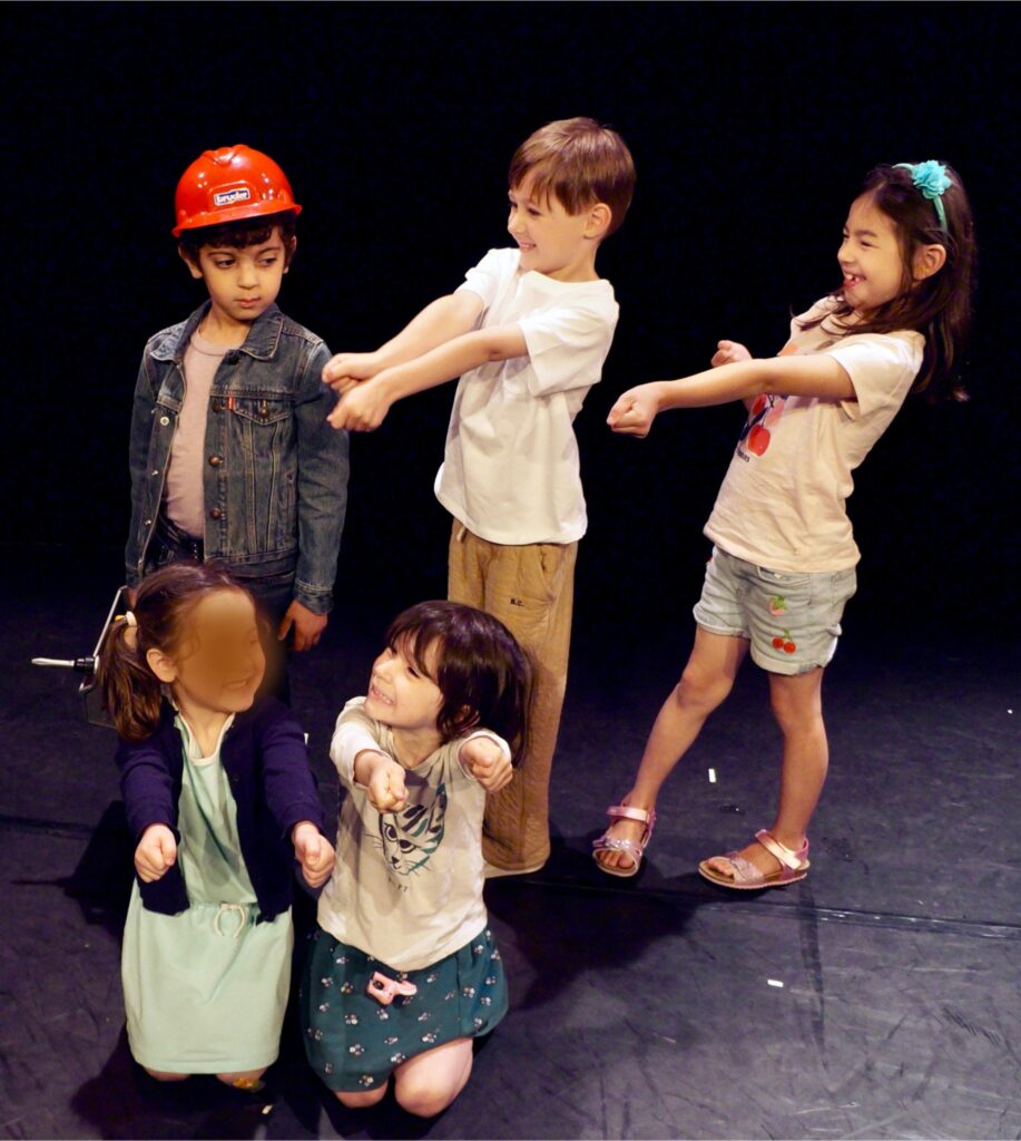 Le spectacle de fin d'année des enfants d'un cours de théâtre de la compagnie maya