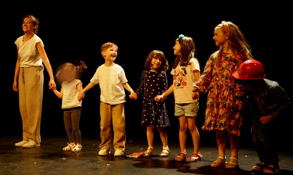 Le spectacle de fin d'année des enfants d'un cours de théâtre de la compagnie maya