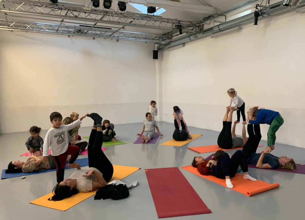 Atelier de la compagnie maya danse-yoga en duo parent-enfant