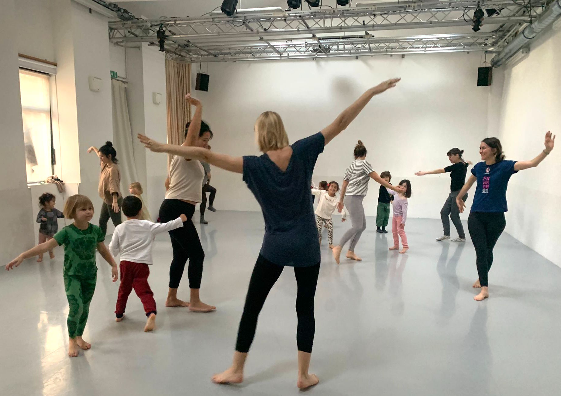 Atelier de la compagnie maya danse-yoga en duo parent-enfant