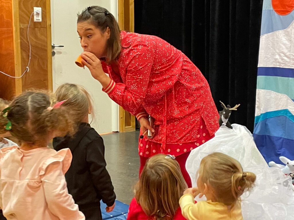 le spectacle petit Pingouin de la compagnie maya au Relais d'assistantes maternelles de Carhaix