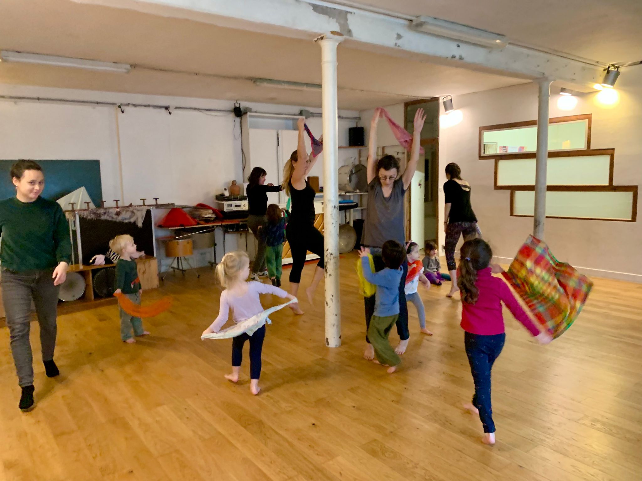 Les ateliers parent-enfant yoga-danse de la compagnie maya