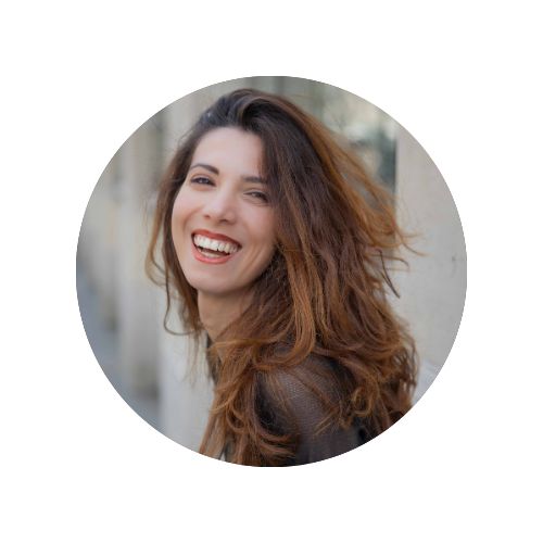 Giulia Ramires rejoint la Compagnie Maya en 2025. Elle dirigera, en 2025-2026, des ateliers Théâtre & émotions à destination des maternelles : 3-6 ans.