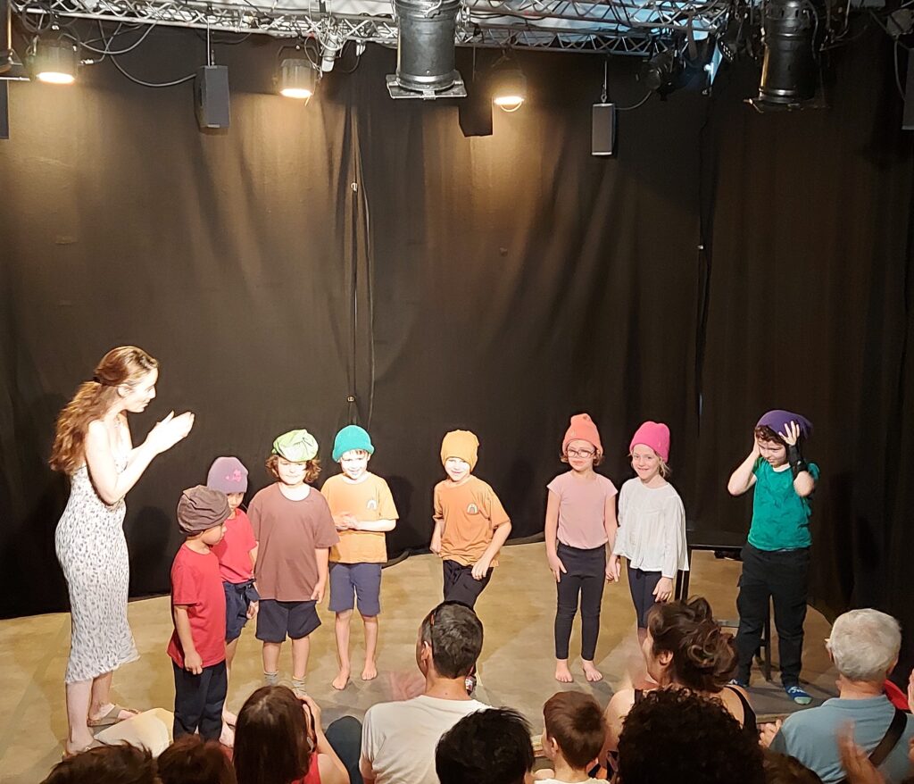 Le spectacle de fin d'année du cours de comédie musicale des enfants de la compagnie maya