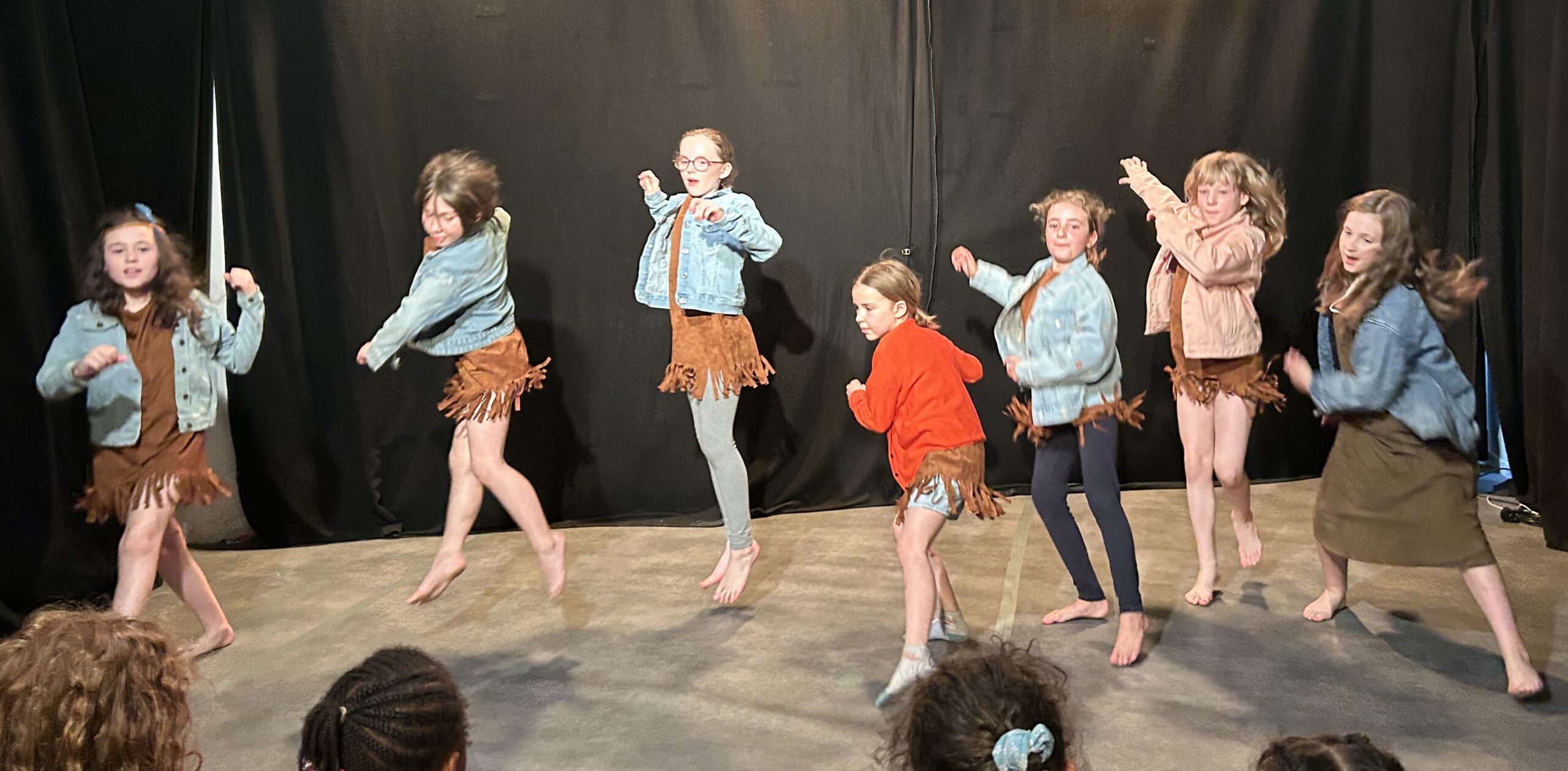 Le spectacle de fin d'année du cours de comédie musicale des enfants de la compagnie maya