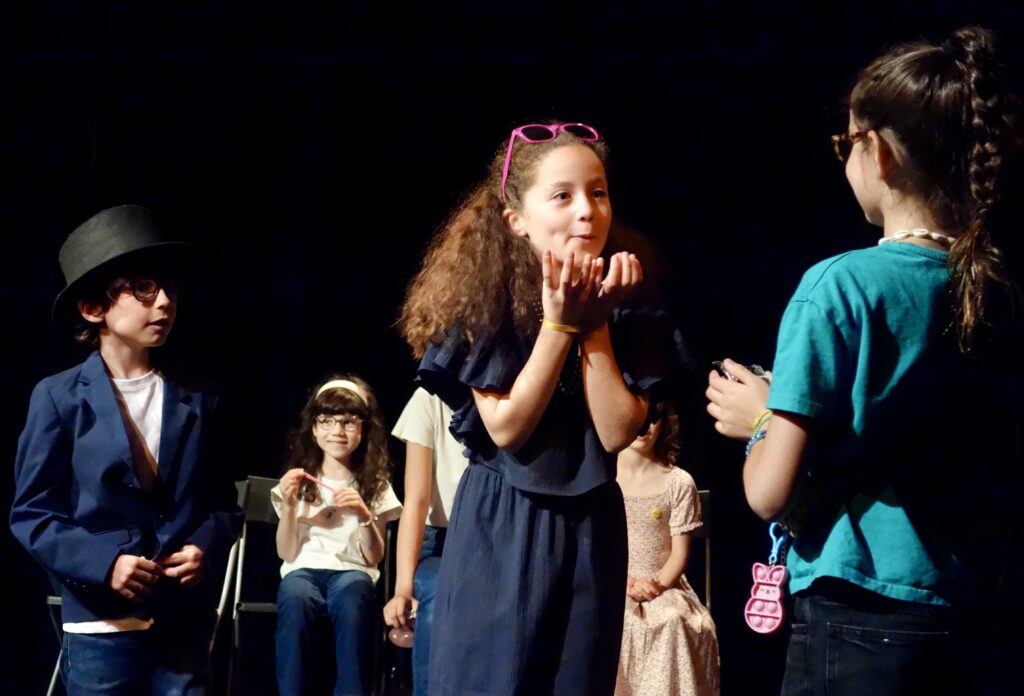 Le spectacle de fin d'année du cours de théâtre des enfants de la compagnie maya