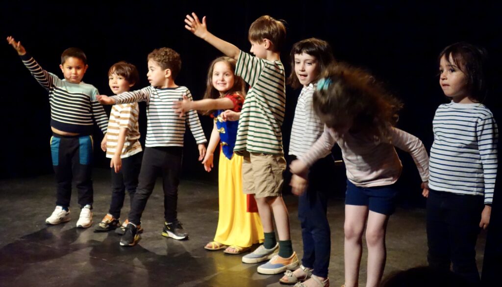 Le spectacle de fin d'année du cours de théâtre des enfants de la compagnie maya