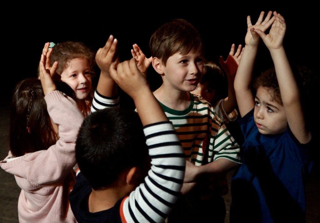Le spectacle de fin d'année du cours de théâtre des enfants de la compagnie maya