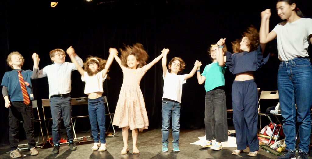 Le spectacle de fin d'année du cours de théâtre des enfants de la compagnie maya