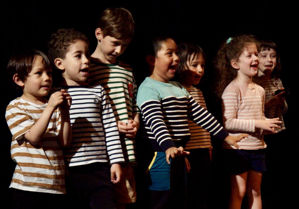 Le spectacle de fin d'année du cours de théâtre des enfants de la compagnie maya