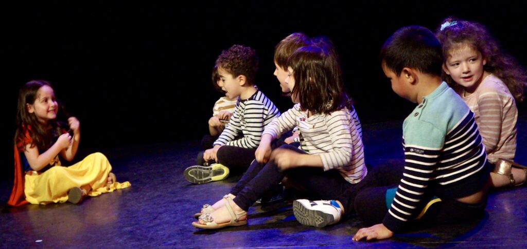 Le spectacle de fin d'année du cours de théâtre des enfants de la compagnie maya