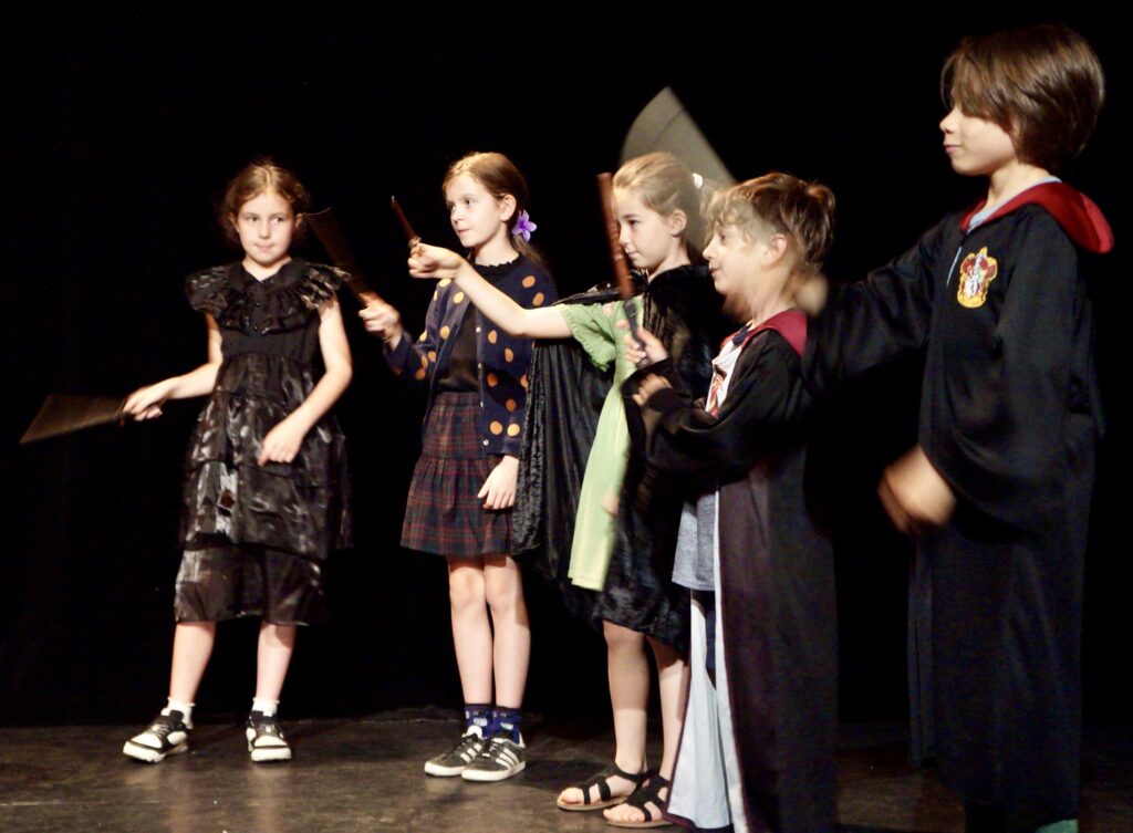Le spectacle de fin d'année du cours de théâtre des enfants de la compagnie maya