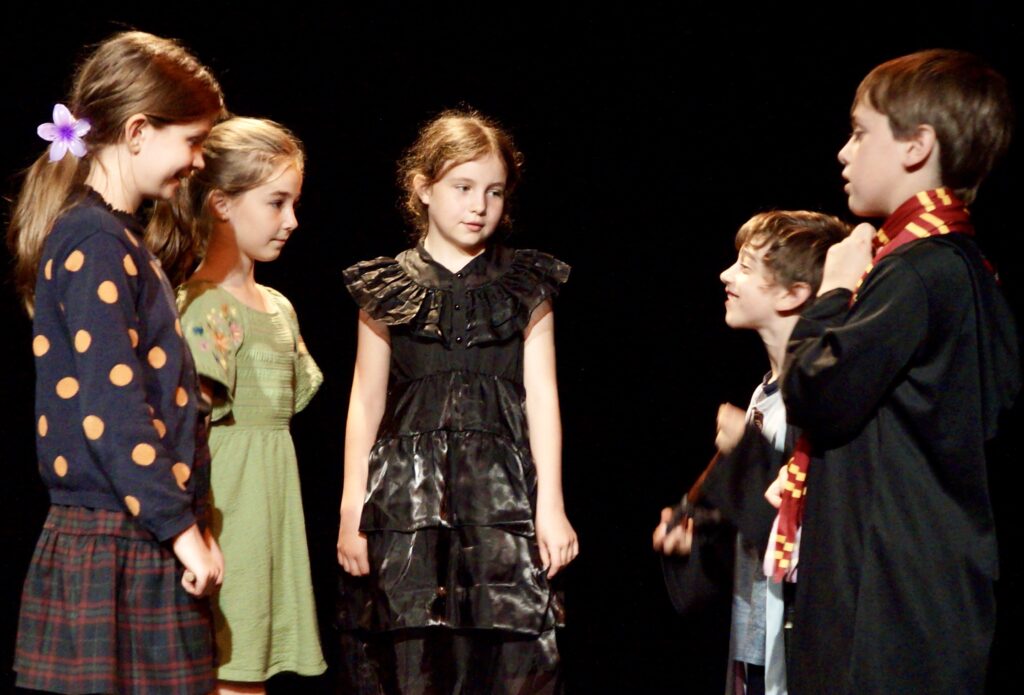 Le spectacle de fin d'année du cours de théâtre des enfants de la compagnie maya