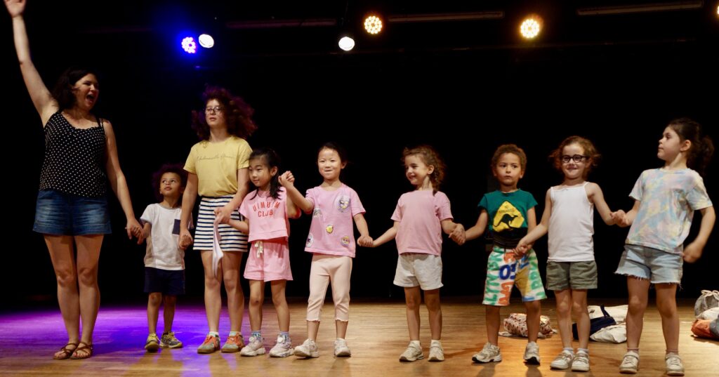 Le spectacle de fin d'année du cours de théâtre des enfants de la compagnie maya
