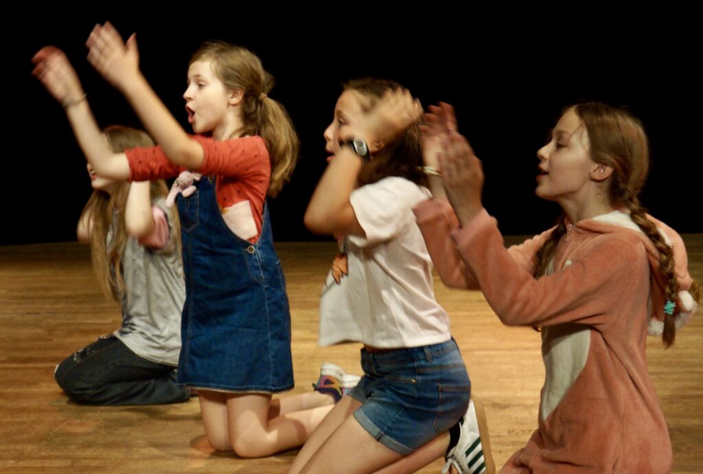 Le spectacle de fin d'année du cours de théâtre des enfants de la compagnie maya
