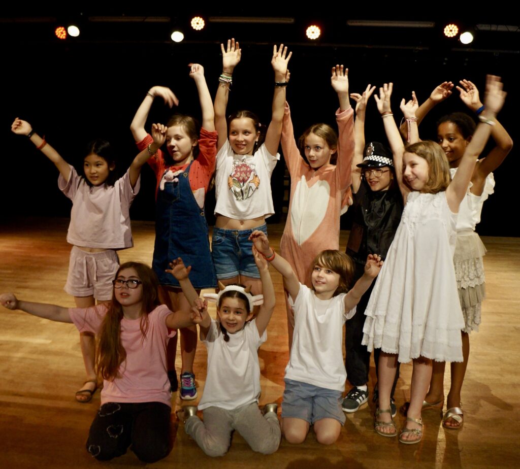 Le spectacle de fin d'année du cours de théâtre des enfants de la compagnie maya
