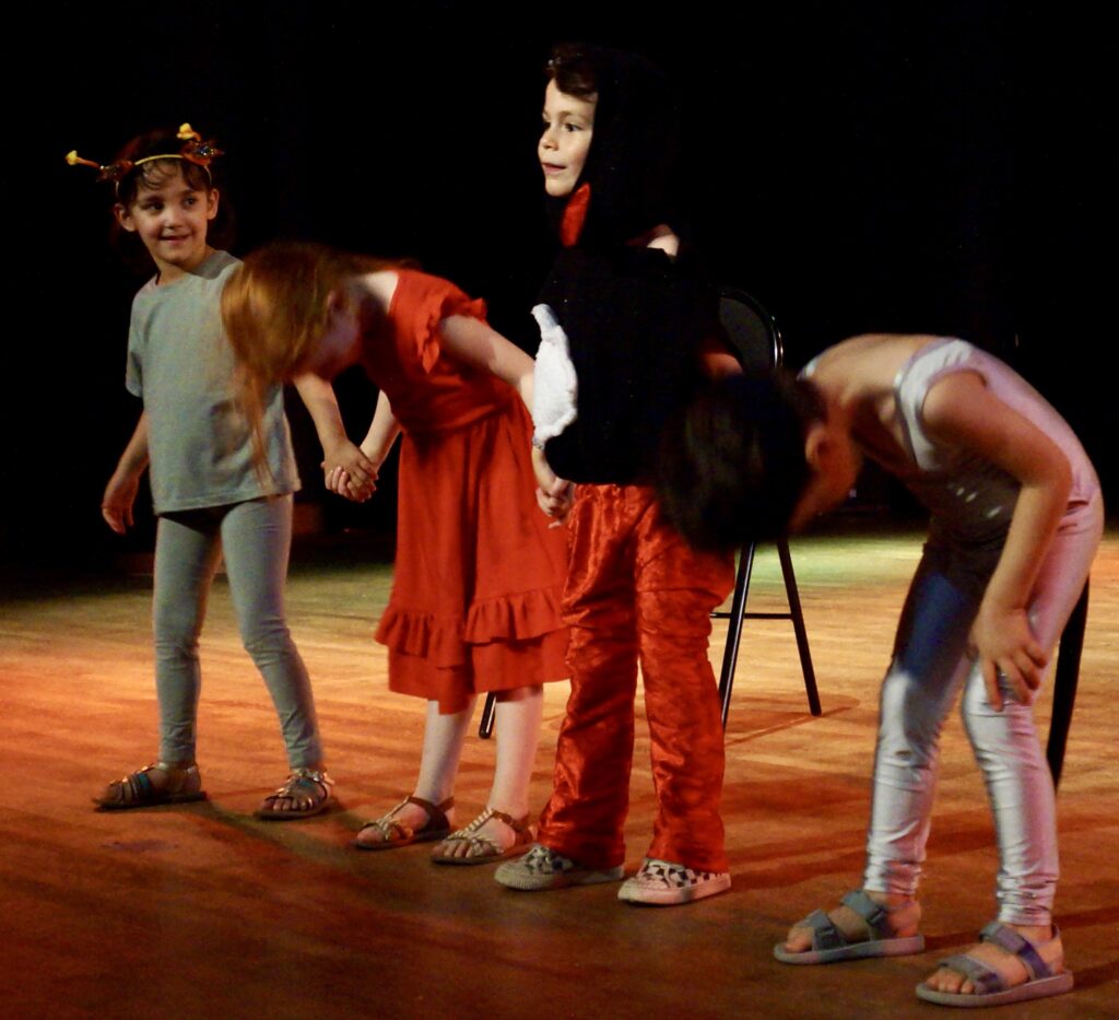 Le spectacle de fin d'année du cours de théâtre des enfants de la compagnie maya