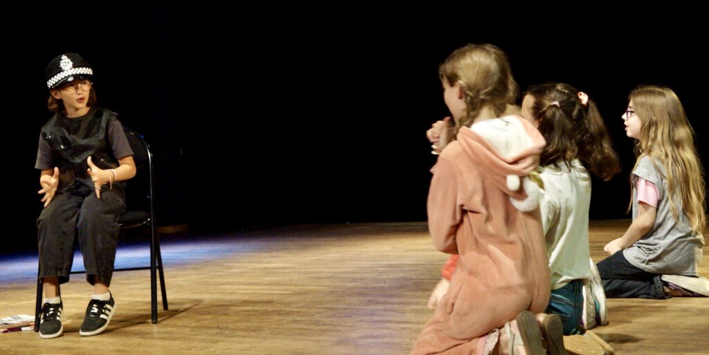 Le spectacle de fin d'année du cours de théâtre des enfants de la compagnie maya