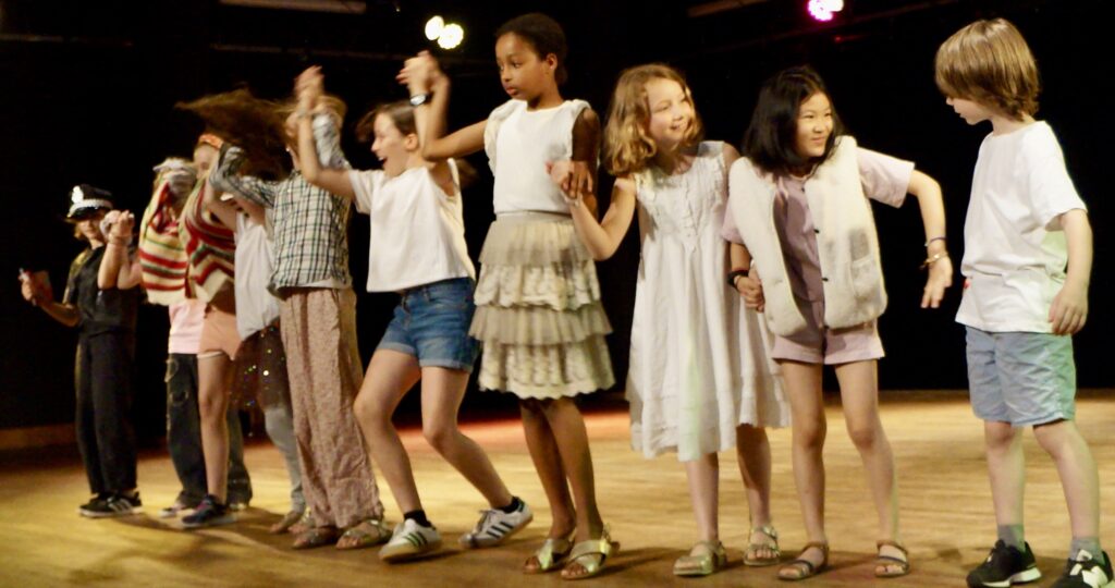 Le spectacle de fin d'année du cours de théâtre des enfants de la compagnie maya