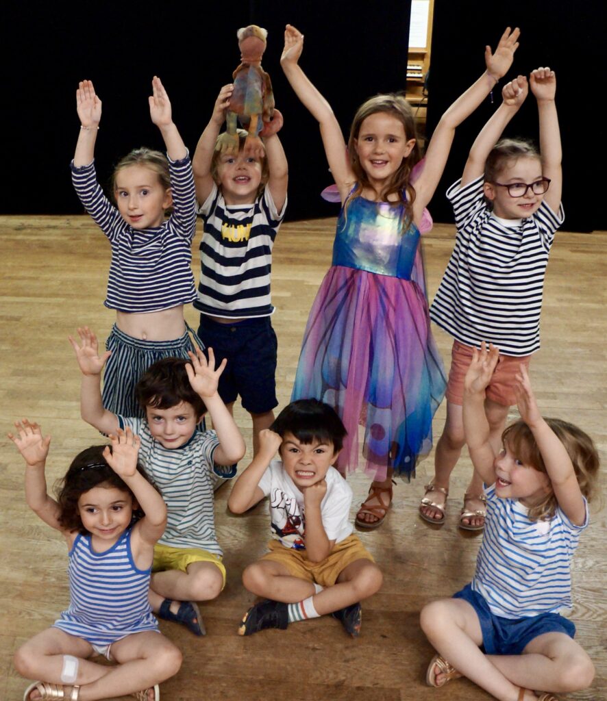 Le spectacle de fin d'année du cours de théâtre des enfants de la compagnie maya