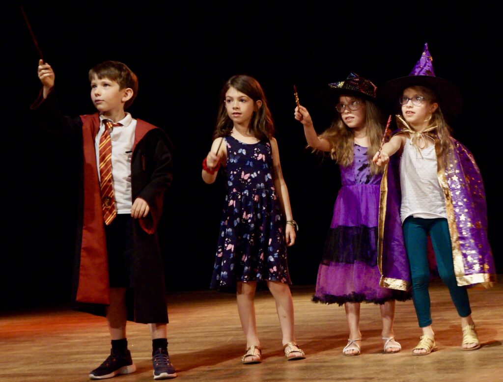 Le spectacle de fin d'année du cours de théâtre des enfants de la compagnie maya