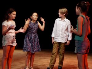 Le spectacle de fin d'année du cours de théâtre des enfants de la compagnie maya
