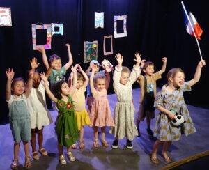 Le spectacle de fin d'année du cours de comédie musicale des enfants de 4-5 ans de la compagnie maya