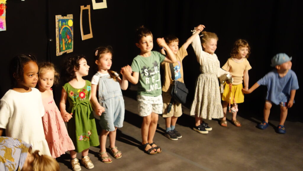 Le spectacle de fin d'année du cours de comédie musicale des enfants de 4-5 ans de la compagnie maya