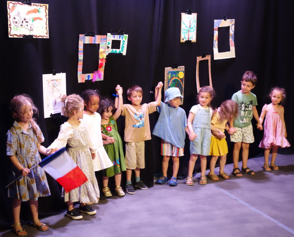 Le spectacle de fin d'année du cours de comédie musicale des enfants de 4-5 ans de la compagnie maya