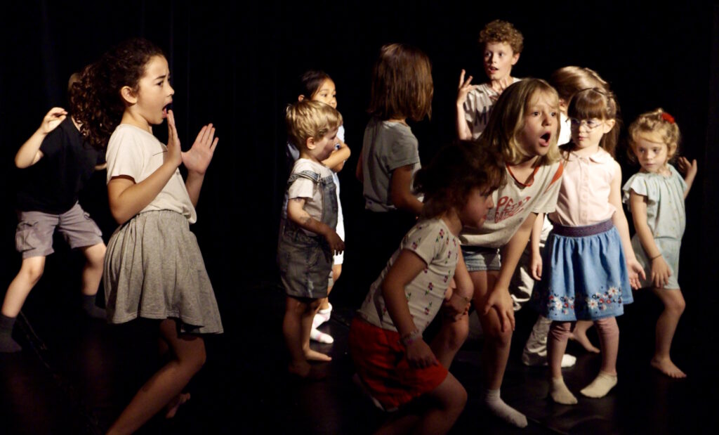 Le spectacle de fin de semaine du stage de théâtre-hip-hop des enfants de la compagnie maya