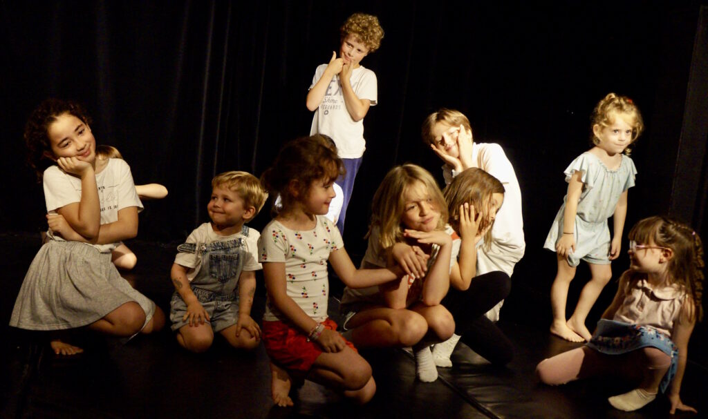 Le spectacle de fin de semaine du stage de théâtre-hip-hop des enfants de la compagnie maya